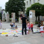 06.08.2017 Kielce. Kielczanie tworzą "latający dywan" na Placu Artystów. / Marzena Mąkosa - Radio Kielce / Warsztaty na Placu Artystów