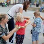 06.08.2017 Kielce. Kielczanie tworzą "latający dywan" na Placu Artystów. / Marzena Mąkosa - Radio Kielce / Warsztaty na Placu Artystów