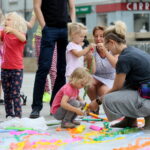 06.08.2017 Kielce. Kielczanie tworzą "latający dywan" na Placu Artystów. / Marzena Mąkosa - Radio Kielce / Warsztaty na Placu Artystów