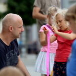 06.08.2017 Kielce. Kielczanie tworzą "latający dywan" na Placu Artystów. / Marzena Mąkosa - Radio Kielce / Warsztaty na Placu Artystów