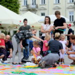 06.08.2017 Kielce. Kielczanie tworzą "latający dywan" na Placu Artystów. / Marzena Mąkosa - Radio Kielce / Warsztaty na Placu Artystów