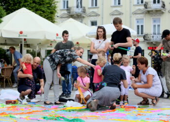 06.08.2017 Kielce. Kielczanie tworzą "latający dywan" na Placu Artystów. / Marzena Mąkosa - Radio Kielce / Warsztaty na Placu Artystów