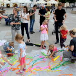 06.08.2017 Kielce. Kielczanie tworzą "latający dywan" na Placu Artystów. / Marzena Mąkosa - Radio Kielce / Warsztaty na Placu Artystów