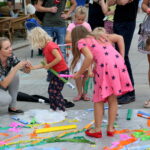 06.08.2017 Kielce. Kielczanie tworzą "latający dywan" na Placu Artystów. / Marzena Mąkosa - Radio Kielce / Warsztaty na Placu Artystów