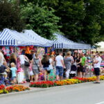 06.08.2017 Chmielnik. XVIII Powiatowy Przegląd Zespołów Folklorystycznych. / Marzena Mąkosa - Radio Kielce / Stragany rozstawione wzdłuż drogi 765.