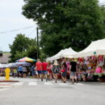 06.08.2017 Chmielnik. XVIII Powiatowy Przegląd Zespołów Folklorystycznych. / Marzena Mąkosa - Radio Kielce / Stragany na ulicach w Chmielniku