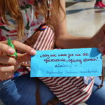 07.08.2017 Kielce. Dzień Uśmiechu organizowany przez Centrum Wolontariatu. / Marzena Mąkosa - Radio Kielce / Pozytywna karteczka wręczana przechodniom przez wolontariuszy