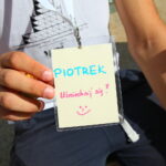 07.08.2017 Kielce. Dzień Uśmiechu organizowany przez Centrum Wolontariatu. / Marzena Mąkosa - Radio Kielce / Wolontariusze wręczali przechodniom słodkie upominki z "pozytywną karteczką"