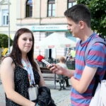 07.08.2017 Kielce. Dzień Uśmiechu organizowany przez Centrum Wolontariatu. / Marzena Mąkosa - Radio Kielce / Wolontariusze wręczali przechodniom słodkie upominki z "pozytywną karteczką"
