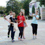 07.08.2017 Kielce. Dzień Uśmiechu organizowany przez Centrum Wolontariatu. / Marzena Mąkosa - Radio Kielce / Wolontariusze wręczali przechodniom słodkie upominki z "pozytywną karteczką"