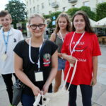 07.08.2017 Kielce. Dzień Uśmiechu organizowany przez Centrum Wolontariatu. / Marzena Mąkosa - Radio Kielce / Wolontariusze wręczali przechodniom słodkie upominki z "pozytywną karteczką"
