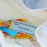 07.08.2017 Kielce. Dzień Uśmiechu organizowany przez Centrum Wolontariatu. / Marzena Mąkosa - Radio Kielce / "Pozytywne karteczki" ze słodkimi upominkami