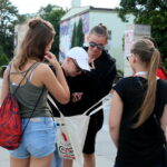 07.08.2017 Kielce. Dzień Uśmiechu organizowany przez Centrum Wolontariatu. / Marzena Mąkosa - Radio Kielce / Wolontariusze wręczali przechodniom słodkie upominki z "pozytywną karteczką"