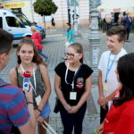 07.08.2017 Kielce. Dzień Uśmiechu organizowany przez Centrum Wolontariatu. / Marzena Mąkosa - Radio Kielce / Wolontariusze wręczali przechodniom słodkie upominki z "pozytywną karteczką"