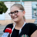 07.08.2017 Kielce. Dzień Uśmiechu organizowany przez Centrum Wolontariatu. / Marzena Mąkosa - Radio Kielce / Wolontariusze wręczali przechodniom słodkie upominki z "pozytywną karteczką"