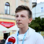 07.08.2017 Kielce. Dzień Uśmiechu organizowany przez Centrum Wolontariatu. / Marzena Mąkosa - Radio Kielce / Wolontariusze wręczali przechodniom słodkie upominki z "pozytywną karteczką"
