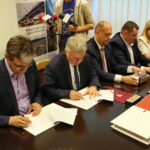 08.08.2017 Kielce. Podpisanie umowy w sprawie dotacji na "Projekt ochrony przeciwpowodziowej w dorzeczu Odry i Wisły" / Marzena Mąkosa - Radio Kielce / Podpisanie dotacji