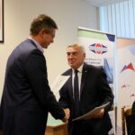 08.08.2017 Kielce. Podpisanie umowy w sprawie dotacji na "Projekt ochrony przeciwpowodziowej w dorzeczu Odry i Wisły" / Marzena Mąkosa - Radio Kielce / Marszałek województwa świętokrzyskiego Adam Jarubas oraz wicewojewoda Andrzej Bętkowski