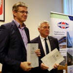 08.08.2017 Kielce. Podpisanie umowy w sprawie dotacji na "Projekt ochrony przeciwpowodziowej w dorzeczu Odry i Wisły" / Marzena Mąkosa - Radio Kielce / Marszałek województwa świętokrzyskiego Adam Jarubas oraz wicewojewoda Andrzej Bętkowski