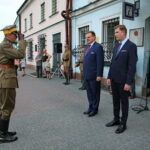 09.08.2017 Jędrzejów. Kadrówka dotarła do Jędrzejowa. / Marzena Mąkosa - Radio Kielce / 09.08.2017 Marsz Szlakiem Kadrówki dotarł do Jędrzejowa. Komendant Marszu Dionizy Krawczyński składa meldunek szefowi Urzędu ds. Kombatantów Janowi Józefowi Kasprzykowi