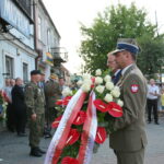 09.08.2017 Jędrzejów. Kadrówka dotarła do Jędrzejowa. / Marzena Mąkosa - Radio Kielce / Uroczyste złożenie kwiatów przez Ministra Jana Józefa Kasprzyka