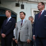 09.08.2017 Jędrzejów. Kadrówka dotarła do Jędrzejowa. / Marzena Mąkosa - Radio Kielce / Dyrektor Muzeum Przypkowskich w Jędrzejowie - Jan Przypkowski, były dyrektor Muzeum Przypkowskich w Jędrzejowie - Piotr Przypkowski i Minister Jan Józef Kasprzyk