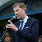 09.08.2017 Jędrzejów. Kadrówka dotarła do Jędrzejowa. / Marzena Mąkosa - Radio Kielce / Jan Przypkowski - dyrektor Muzeum im. Przypkowskich w Jędrzejowie