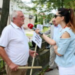 09.08.2017 Kielce. Protest personelu i pacjentów PAKS ze Starachowic przed NFZ w Kielcach. / Marzena Mąkosa - Radio Kielce / Wywiad z protestującym