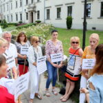 09.08.2017 Kielce. Protest personelu i pacjentów PAKS ze Starachowic przed NFZ w Kielcach. / Marzena Mąkosa - Radio Kielce / Protestujący przed NFZ w Kielcach