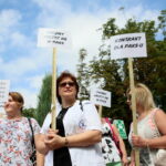 09.08.2017 Kielce. Protest personelu i pacjentów PAKS ze Starachowic przed NFZ w Kielcach. / Marzena Mąkosa - Radio Kielce / Protestujący przed NFZ w Kielcach