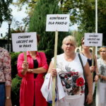 09.08.2017 Kielce. Protest personelu i pacjentów PAKS ze Starachowic przed NFZ w Kielcach. / Marzena Mąkosa - Radio Kielce / Protestujący przed NFZ w Kielcach