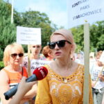 09.08.2017 Kielce. Protest personelu i pacjentów PAKS ze Starachowic przed NFZ w Kielcach. / Marzena Mąkosa - Radio Kielce / Protestujący przed NFZ w Kielcach