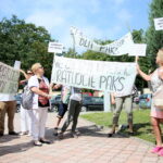 09.08.2017 Kielce. Protest personelu i pacjentów PAKS ze Starachowic przed NFZ w Kielcach. / Marzena Mąkosa - Radio Kielce / Protestujący przed NFZ w Kielcach