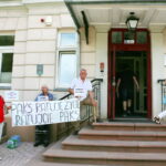 09.08.2017 Kielce. Protest personelu i pacjentów PAKS ze Starachowic przed NFZ w Kielcach. / Marzena Mąkosa - Radio Kielce / Protestujący przed NFZ w Kielcach