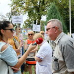 09.08.2017 Kielce. Protest personelu i pacjentów PAKS ze Starachowic przed NFZ w Kielcach. / Marzena Mąkosa - Radio Kielce / pacjent - Zenon Krzeszewski