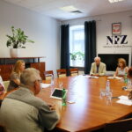 09.08.2017 Kielce. Protest personelu i pacjentów PAKS ze Starachowic przed NFZ w Kielcach. / Marzena Mąkosa - Radio Kielce / Spotkanie protestujących z dyrekcją oddziału NFZ w Kielcach