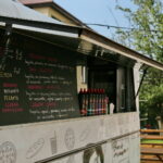 10.08.2017 Kielce. Kącik foodtrucków otwarty. / Marzena Mąkosa - Radio Kielce / Budka foodtruckowa na skwerze przy ulicy Orlej.