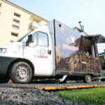 10.08.2017 Kielce. Kącik foodtrucków otwarty. / Marzena Mąkosa - Radio Kielce / Foodtrucki przy ulicy Orlej. W budkach na zdjęciu sprzedawane są frytki oraz lody.