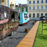 10.08.2017 Kielce. Kącik foodtrucków otwarty. / Marzena Mąkosa - Radio Kielce / Budki foodtruckowe na skwerze przy ulicy Orlej.