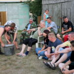 10.08.2017 Choiny. Wybory przyszłorocznego komendanta 53. Marszu Szlakiem Kadrówki. / Marzena Mąkosa - Radio Kielce / Uczestnicy Marszu oczekujący na rozpoczęcie wyborów nowego komendanta.