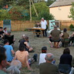 10.08.2017 Choiny. Wybory przyszłorocznego komendanta 53. Marszu Szlakiem Kadrówki. / Marzena Mąkosa - Radio Kielce / Sprawdzanie listy obecności przez Andrzeja Fischera