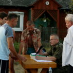 10.08.2017 Choiny. Wybory przyszłorocznego komendanta 53. Marszu Szlakiem Kadrówki. / Marzena Mąkosa - Radio Kielce / Dopisywanie kolejnych zgłaszających się osób do listy uczestników Marszu Szlakiem Kadrówki