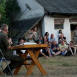 10.08.2017 Choiny. Wybory przyszłorocznego komendanta 53. Marszu Szlakiem Kadrówki. / Marzena Mąkosa - Radio Kielce / Uczestnicy Marszu Szlakiem Kadrówki podczas zebrania związanego z wyborem przyszłorocznego komendanta