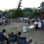 10.08.2017 Choiny. Wybory przyszłorocznego komendanta 53. Marszu Szlakiem Kadrówki. / Marzena Mąkosa - Radio Kielce / Dionizy Krawczyński przemawia do uczestników Marszu Szlakiem Kadrówki