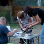 10.08.2017 Choiny. Wybory przyszłorocznego komendanta 53. Marszu Szlakiem Kadrówki. / Marzena Mąkosa - Radio Kielce / Liczenie głosów przez komisję