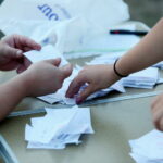 10.08.2017 Choiny. Wybory przyszłorocznego komendanta 53. Marszu Szlakiem Kadrówki. / Marzena Mąkosa - Radio Kielce / Liczenie głosów przez komisję