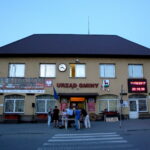 11.08.2017 Nowa Słupia. Urząd Gminy - miejsce skąd wyruszył historyczny Korowód z Pochodniami / Marzena Mąkosa / Radio Kielce