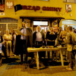 11.08.2017 Nowa Słupia. Uroczyste rozpoczęcie historycznego Korowodu z Pochodniami. Na zdjęciu : Marszałek Województwa Świętokrzyskiego - Adam Jarubas, wicewojewoda świętokrzyski - Andrzej Bętkowski oraz uczestnicy Korowodu / Marzena Mąkosa - Radio Kielce / Nowa Słupia. Uroczysty Korowód z Pochodniami z okazji 51. Dymarek Świętokrzyskich.