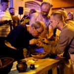 11.08.2017 Nowa Słupia. Rozpalanie podpałki. / Marzena Mąkosa - Radio Kielce / Nowa Słupia. Uroczysty Korowód z Pochodniami z okazji 51. Dymarek Świętokrzyskich.