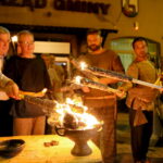 11.08.2017 Nowa Słupia. Uczestnicy Korowodu odpalają pochodnie / Marzena Mąkosa - Radio Kielce / Nowa Słupia. Uroczysty Korowód z Pochodniami z okazji 51. Dymarek Świętokrzyskich.